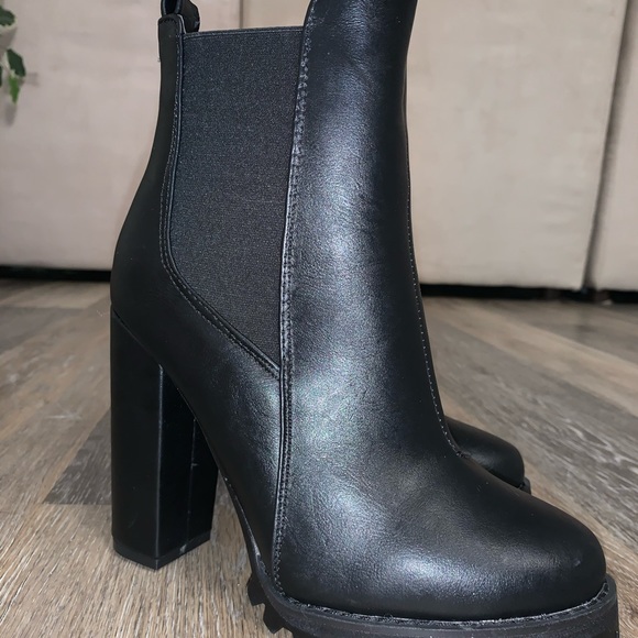 High heel boots - Picture 1 of 3